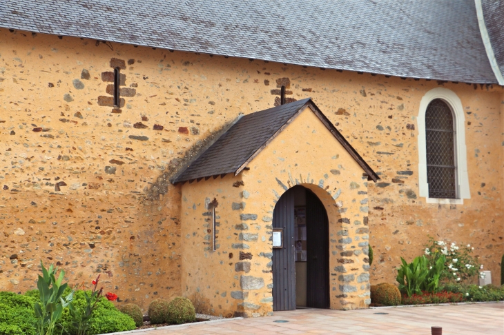 L'entrée sud de l'église Saint-Siméon - L'Huisserie