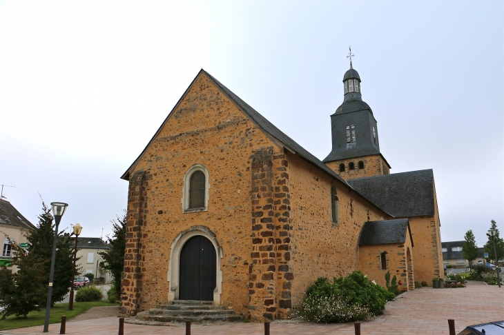 Façade sud ouest de l'église Saint Siméon - L'Huisserie