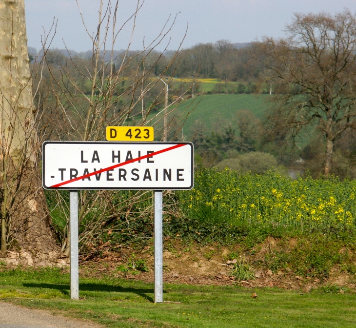 Autrefois : le village tirerait son origine de la voie ancienne qui passait près de la rivière de la rivière  - La Haie-Traversaine