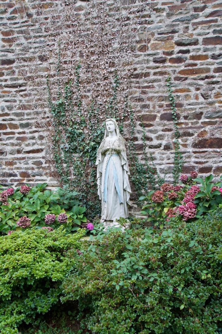 La Statue de la Vierge contre la façade nord de l'église de la Sainte Vierge. - La Haie-Traversaine