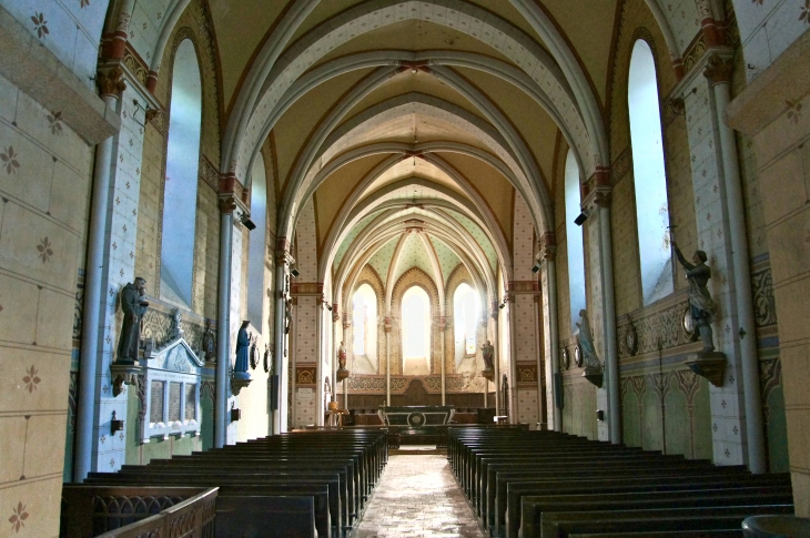 Eglise de la Sainte Vierge, de la nef au choeur. - La Haie-Traversaine