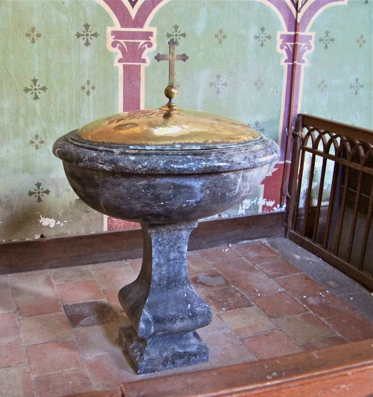 Les fonts baptismaux. Eglise de la Sainte Vierge. - La Haie-Traversaine