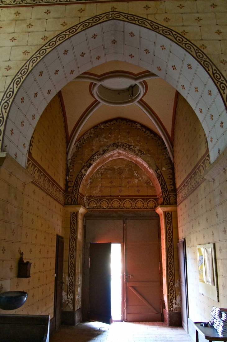 Le porche de l'église de la Sainte Vierge. - La Haie-Traversaine