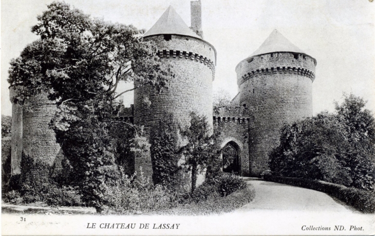 Le Château de Lassay, vers 1930 (carte postale ancienne). - Lassay-les-Châteaux