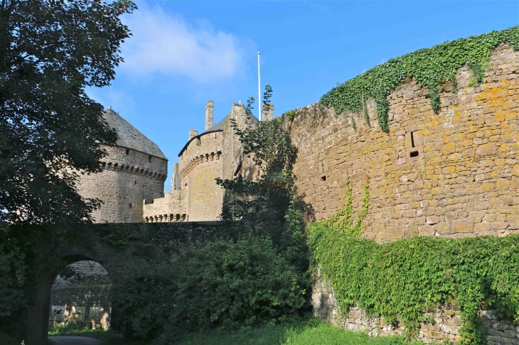 Le château - Lassay-les-Châteaux