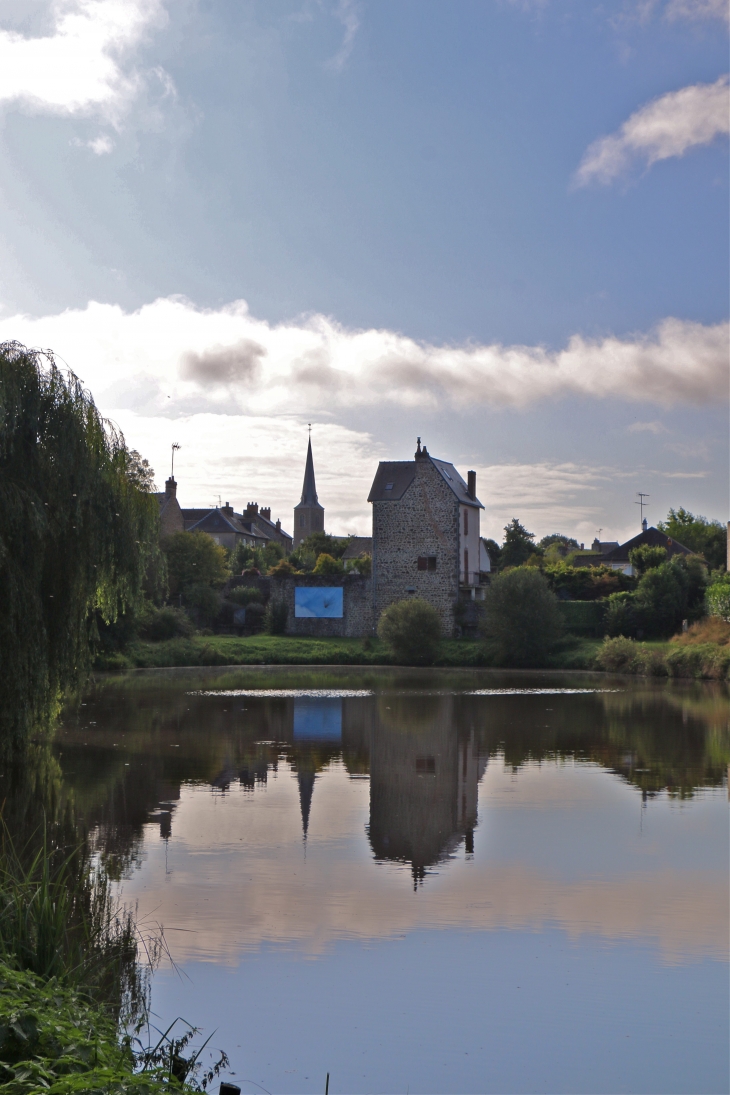 L'étang au pied du château - Lassay-les-Châteaux