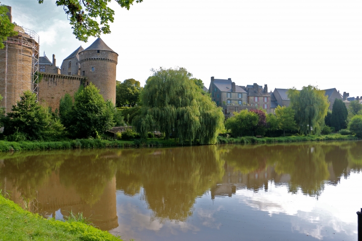 Le château - Lassay-les-Châteaux