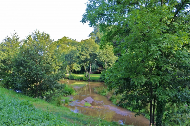 Au pied du château - Lassay-les-Châteaux