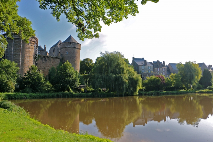 Le château - Lassay-les-Châteaux