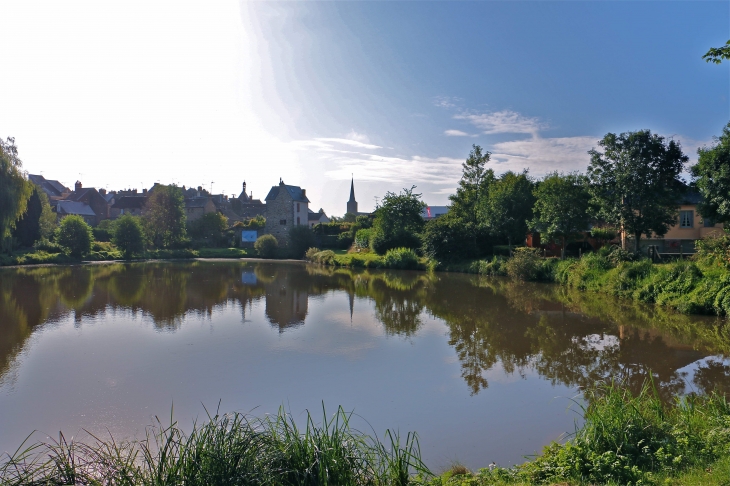 L'étang au pied du château - Lassay-les-Châteaux