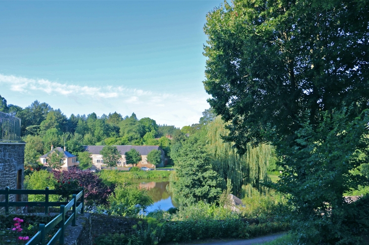 Au pied du château - Lassay-les-Châteaux