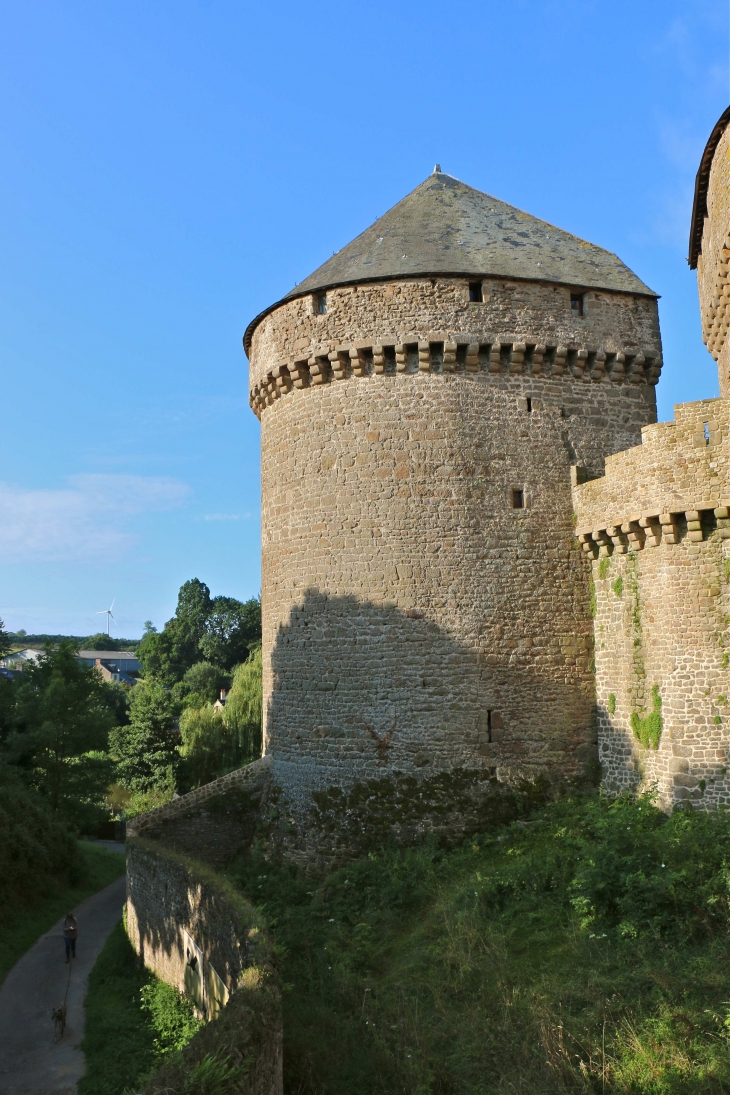 Le château - Lassay-les-Châteaux