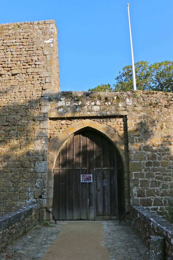 L'entrée du château. - Lassay-les-Châteaux