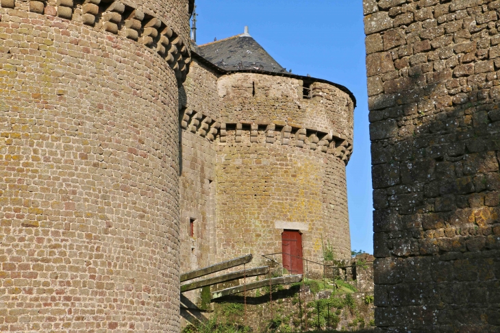 Le château - Lassay-les-Châteaux