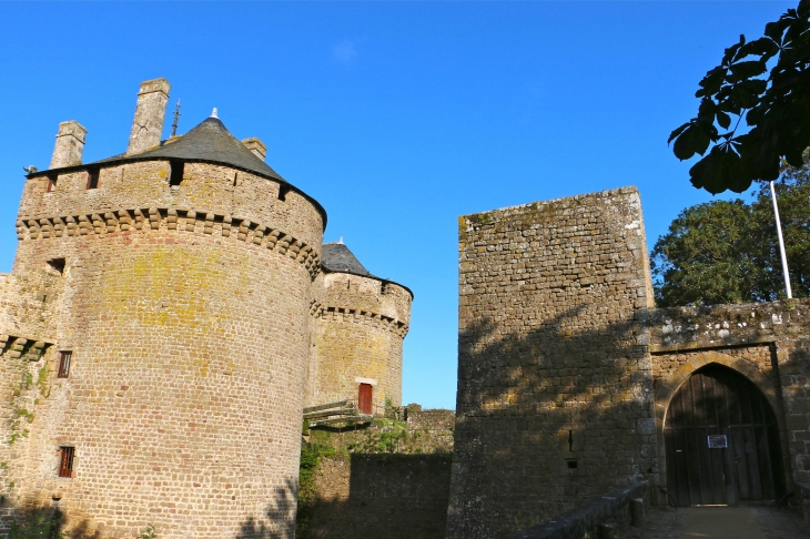 Le château - Lassay-les-Châteaux