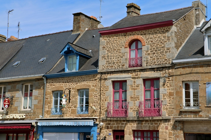 Dans le village - Lassay-les-Châteaux