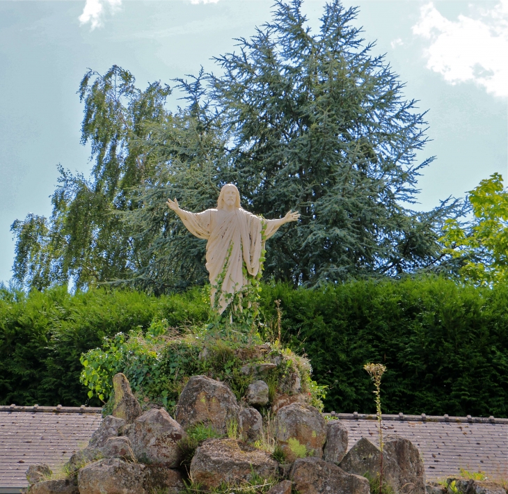 A l'entrée du village - Lassay-les-Châteaux