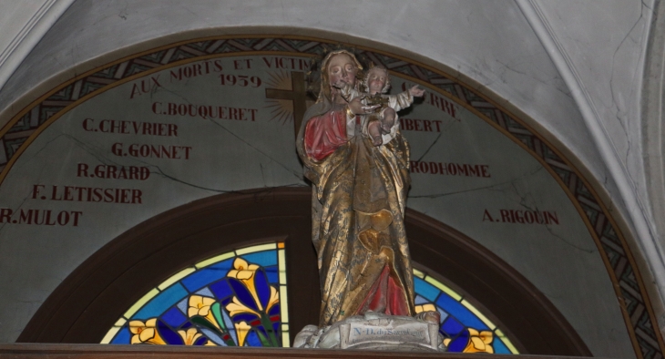 Au dessus du portail de l'église saint Fraimbault - Lassay-les-Châteaux