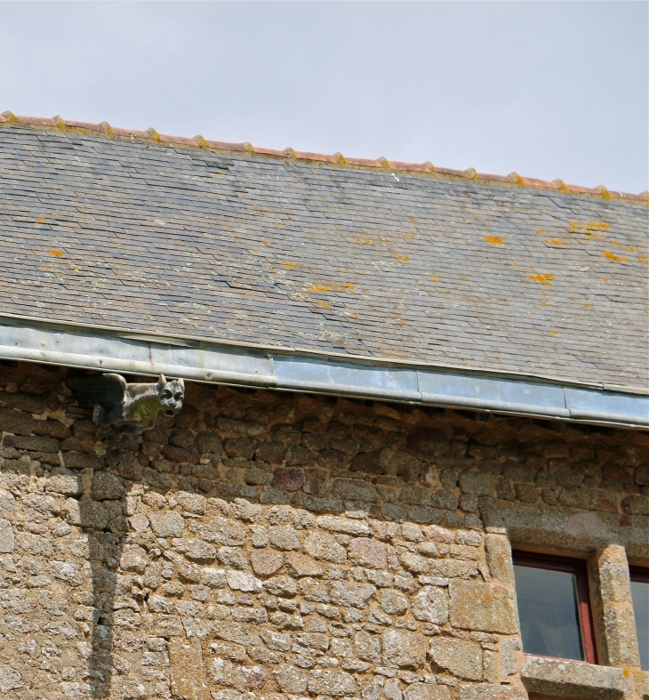 Dans la cour du château - Lassay-les-Châteaux