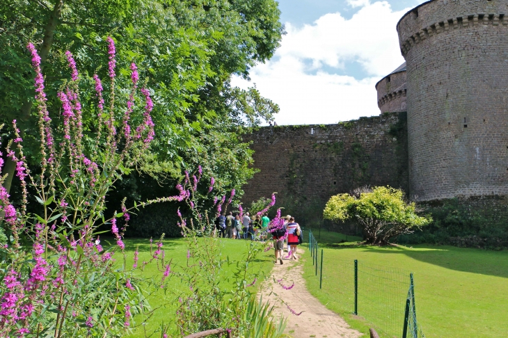 Depuis les jardins du château - Lassay-les-Châteaux