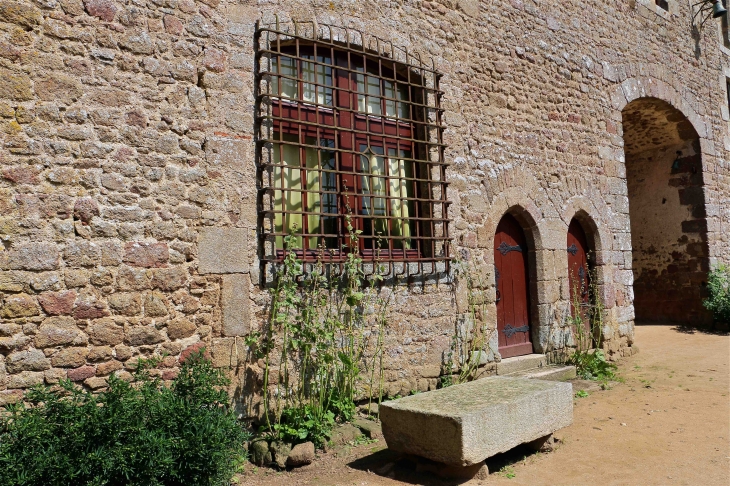 Depuis la cour du château - Lassay-les-Châteaux