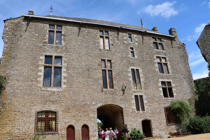 Depuis la cour du château - Lassay-les-Châteaux