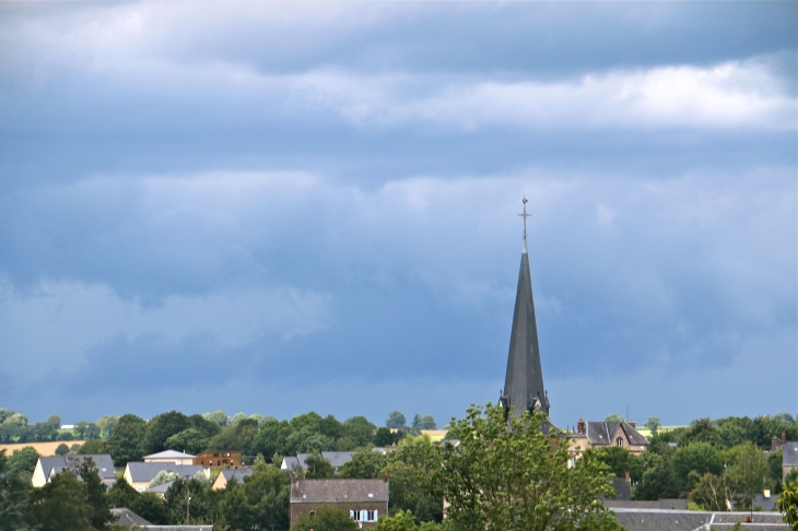 Le village et son clocher - Lassay-les-Châteaux