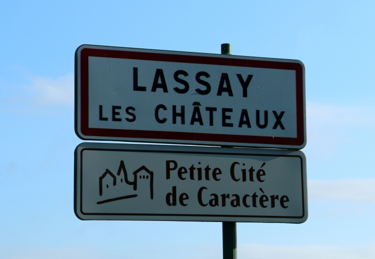 Autrefois : le village tirerait son origine du latin  - Lassay-les-Châteaux