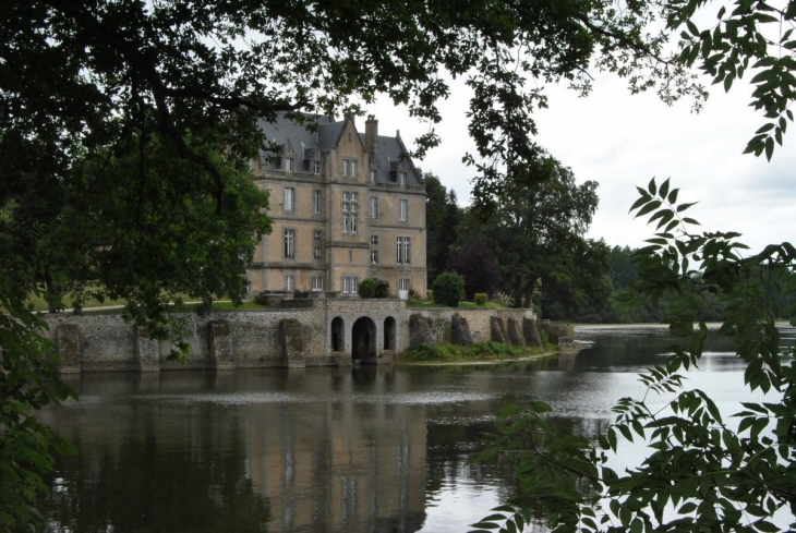 Vue sur le chateau - Launay-Villiers