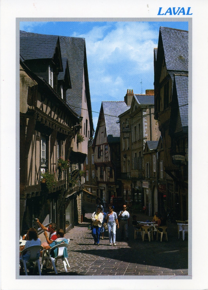 Les vieilles maisons de la Grande Rue (carte postale de 2000) - Laval