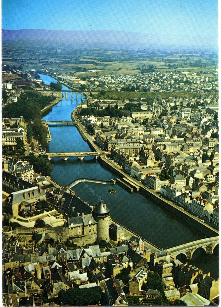 Vue générale et la Mayenne (carte postale de 1986) - Laval