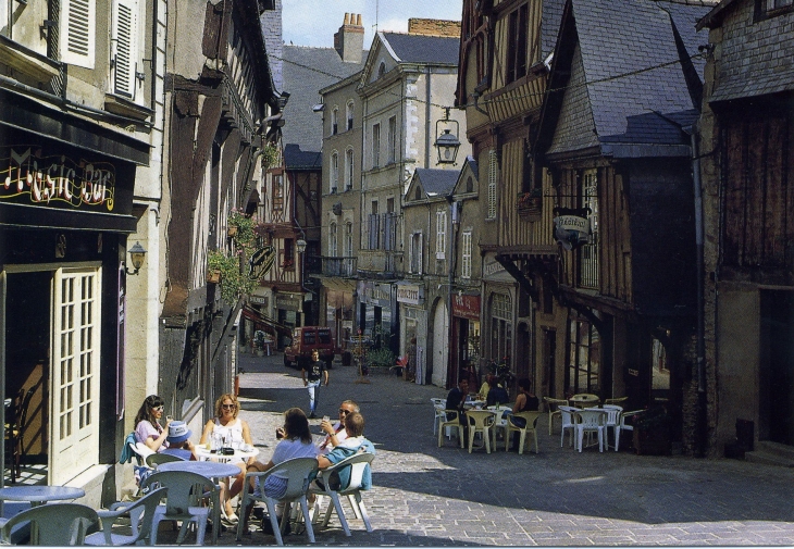 La grande rue et ses vieilles maisons (carte postale de 2000) - Laval