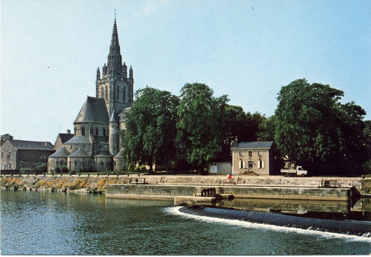 Notre-Dame d'Avesnières XII° et le barrage sur la Mayenne (carte postale de 1990) - Laval