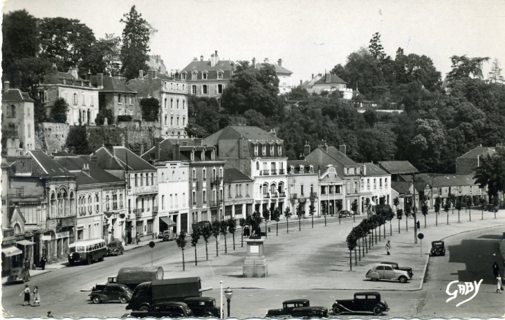 Rue du Vieux Saint Louis (carte postale de 1950) - Laval