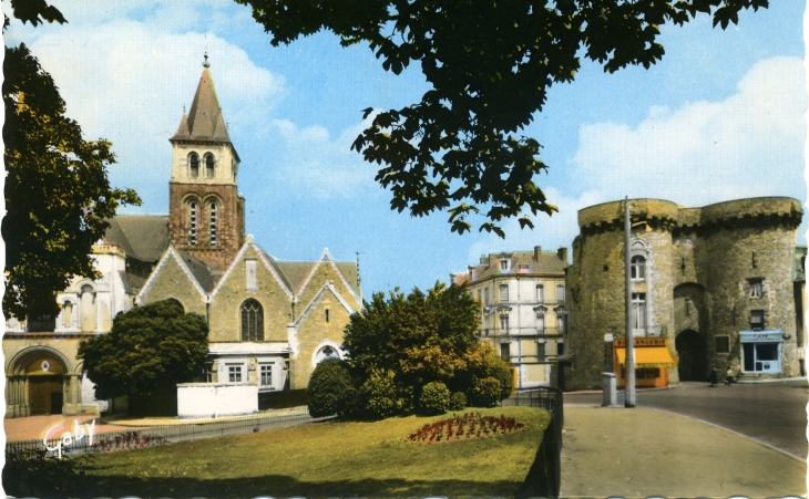 La Cathédrale et la Porte Beucheresse (carte postale de 1960) - Laval