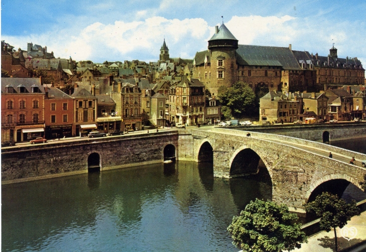 Le château et le vieux pont (carte postale de 1970) - Laval