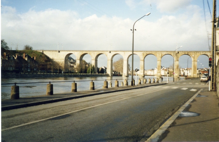 Le Viaduc et la Mayenne - Laval