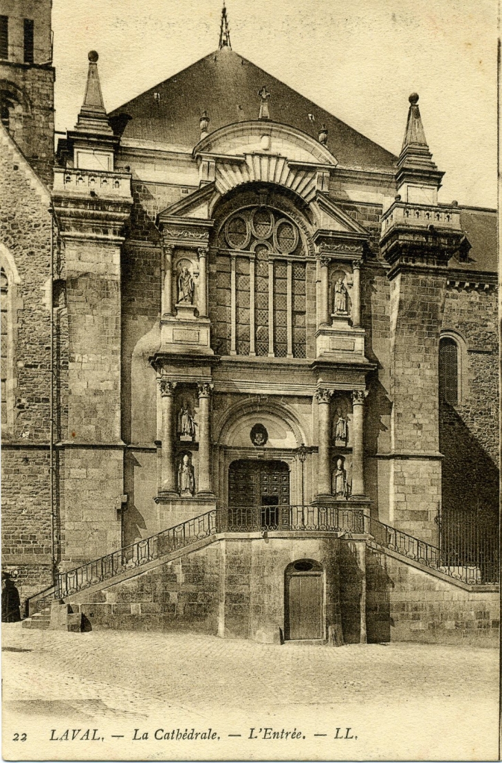 La Cathédrale - l'Entrée (carte postale de 1904) - Laval