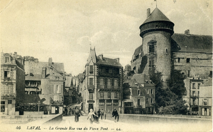 La Grande Rue vue du Vieux Pont (carte postale de 1930) - Laval