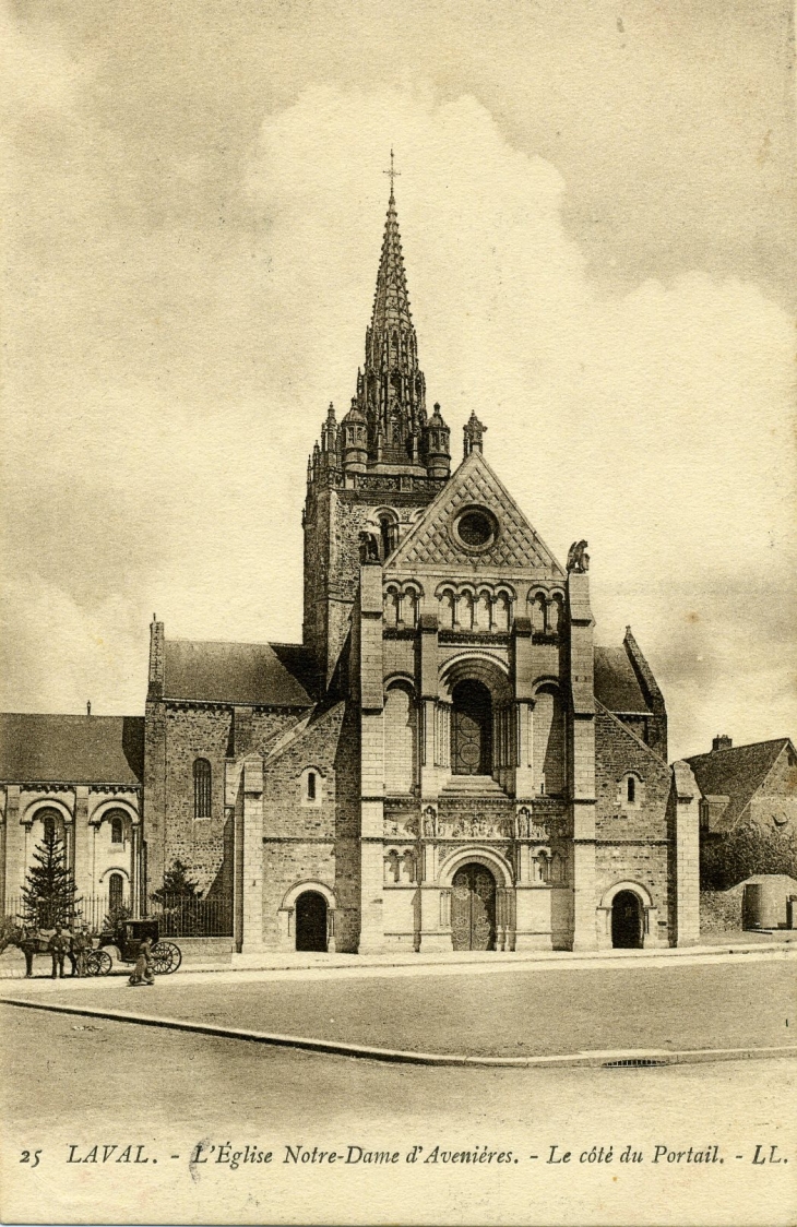 L'église Notre-Dame d'Avesnières - Le côté du Portail (carte postale de 1905) - Laval