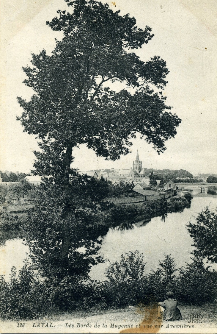 Les Bords de la Mayenne et vue sur Avesnières (carte postale de 1905) - Laval