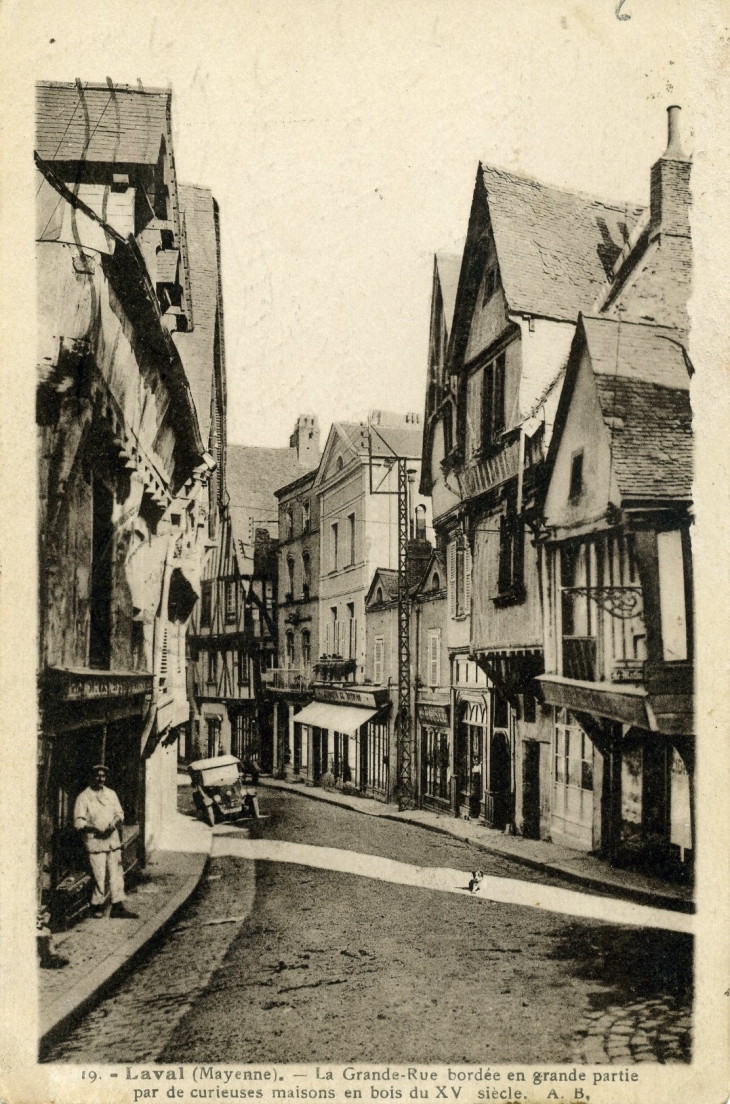 La Grande Rue bordée en grande partie par de curieuses maisons en bois du XV° (carte postale de 1905) - Laval