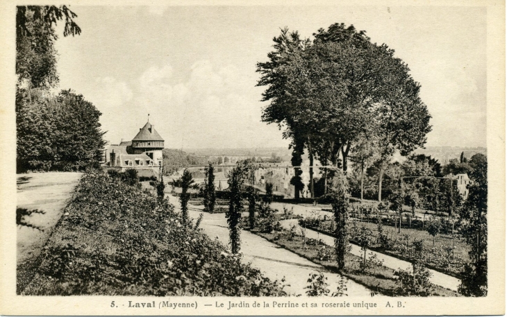 Le Jardin de la Perrine et sa roseraie unique (carte postale de 1930) - Laval