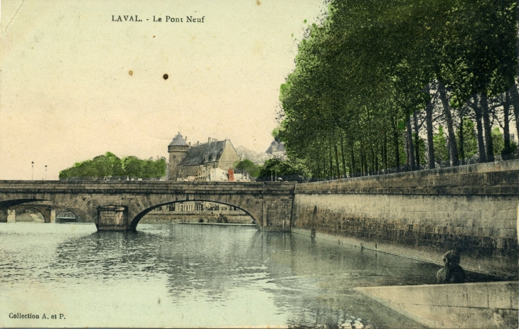 Le Pont Neuf (carte postale de 1930) - Laval