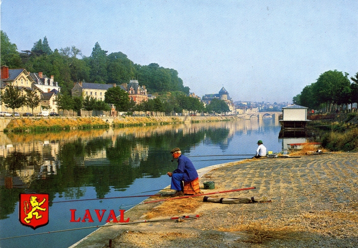 Pêcheurs au bord de la Mayenne - A l'arrière plan, les bateaux-lavoirs - Le Vieux Pont et le Château ( carte postale de 1990) - Laval