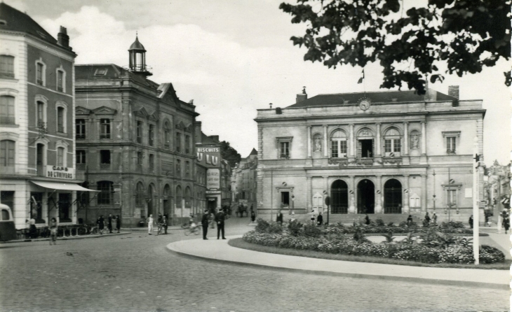 La Mairie et la Poste (carte postale de 1960) - Laval