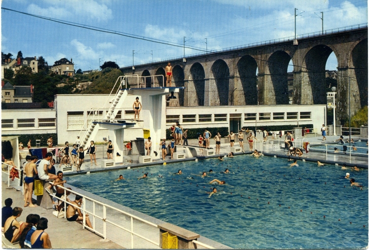 La Piscine (carte postale de 1970) - Laval