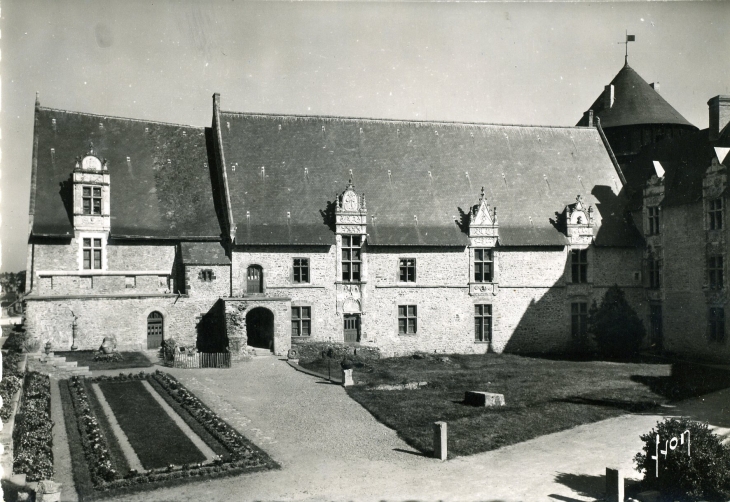 Cour intérieur du Château (carte postale de 1960) - Laval