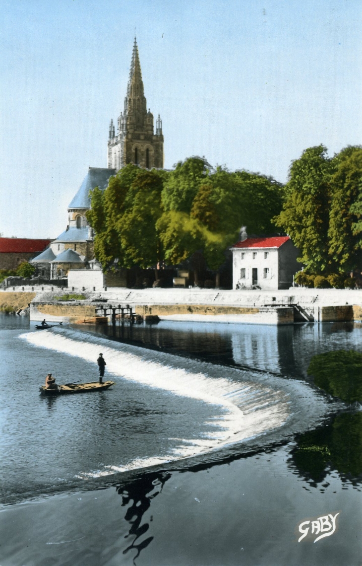 Eglise d'Avesnières et le Barrage sur la Mayenne (carte postale de 1960) - Laval