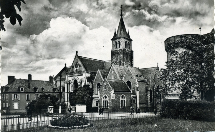 La Cathédrale et la porte Beucheresse (carte postale de 1960) - Laval